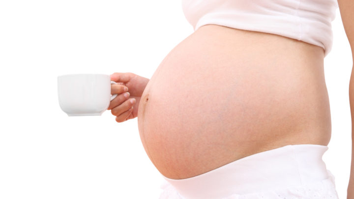 Нельзя пить кофе во время беременности если: у мамы повышенное артериальное давление, низкий вес ребенка и риск преждевременных родов.